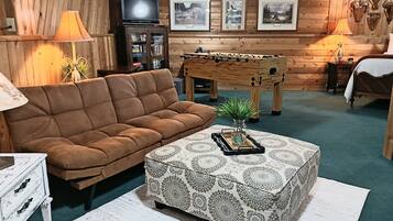 TV connectée, lecteur de DVD, baby-foot, livres