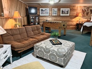 Smart TV, DVD player, pebolim, livros