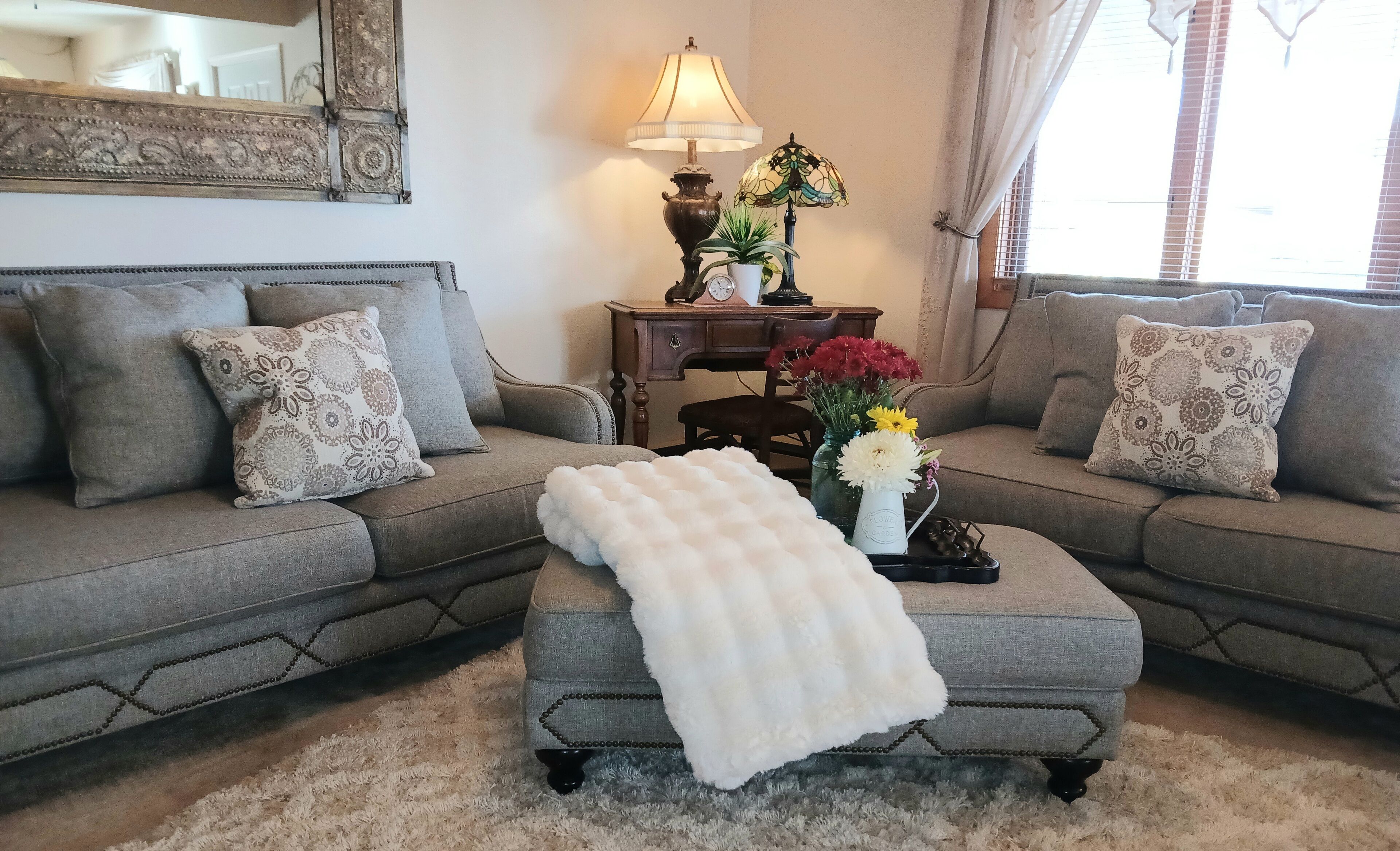 Älytelevisio, DVD-soitin, pöytäjalkapallopöytä, kirjoja