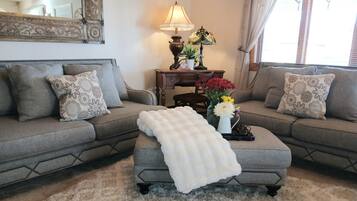 Älytelevisio, DVD-soitin, pöytäjalkapallopöytä, kirjoja