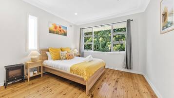 3 bedrooms, iron/ironing board, bed sheets