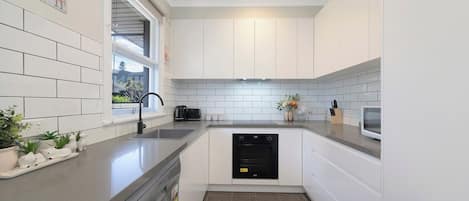 Kjøleskap, mikrobølgeovn, ovn og kokeplater