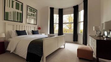 2 bedrooms, desk, iron/ironing board, WiFi