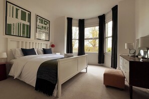 2 bedrooms, desk, iron/ironing board, WiFi