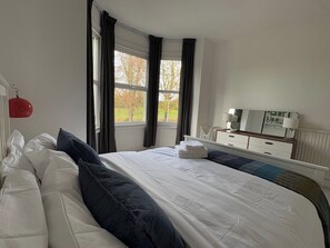 2 bedrooms, desk, iron/ironing board, WiFi - Elegant Reading Haven: 2BD Period Charm and Garden (Reading)