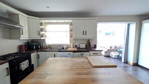 Fridge, microwave, oven, stovetop - Sydenham Serenity: Bright Home with Conservatory (Belfast)