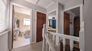 2 bedrooms, desk, iron/ironing board, WiFi - Sydenham Serenity: Bright Home with Conservatory (Belfast)