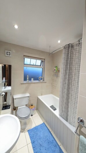 Hair dryer, towels - Sydenham Serenity: Bright Home with Conservatory (Belfast)