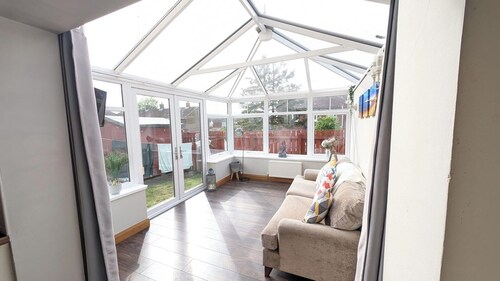Sydenham Serenity: Bright Home with Conservatory