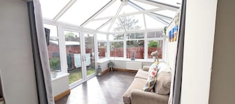 Sydenham Serenity: Bright Home with Conservatory