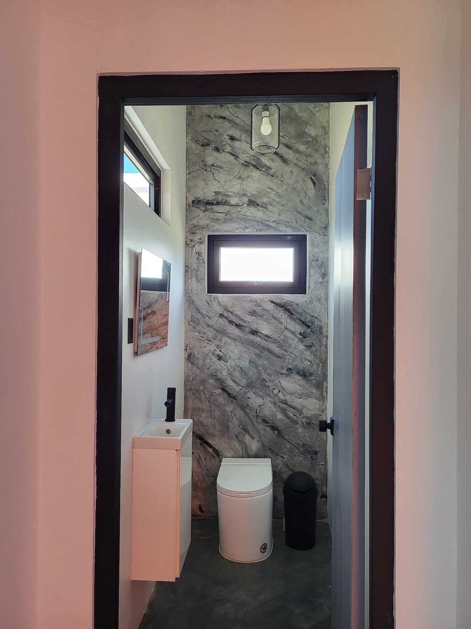 シャワー、タオル、石鹸、トイレットペーパー