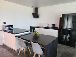 Réfrigérateur, micro-ondes, four, plaque de cuisson