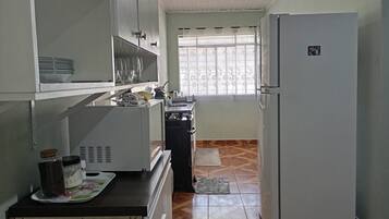 雪櫃、微波爐、焗爐、爐具