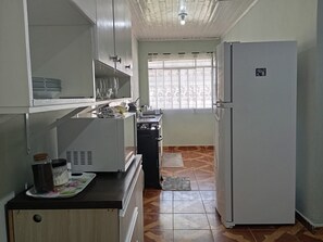 Fridge, microwave, oven, stovetop - Central location near the new LG manufacturing . Supermarket just 400 metres. (Fazenda Rio Grande)