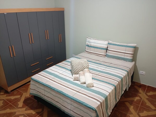 2 bedrooms, desk, iron/ironing board, free WiFi - localização central a 3.5 km do Centro  Multi Eventos e  Centro Industrial (Fazenda Rio Grande)