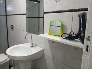 Secador de pelo, toallas, papel higiénico