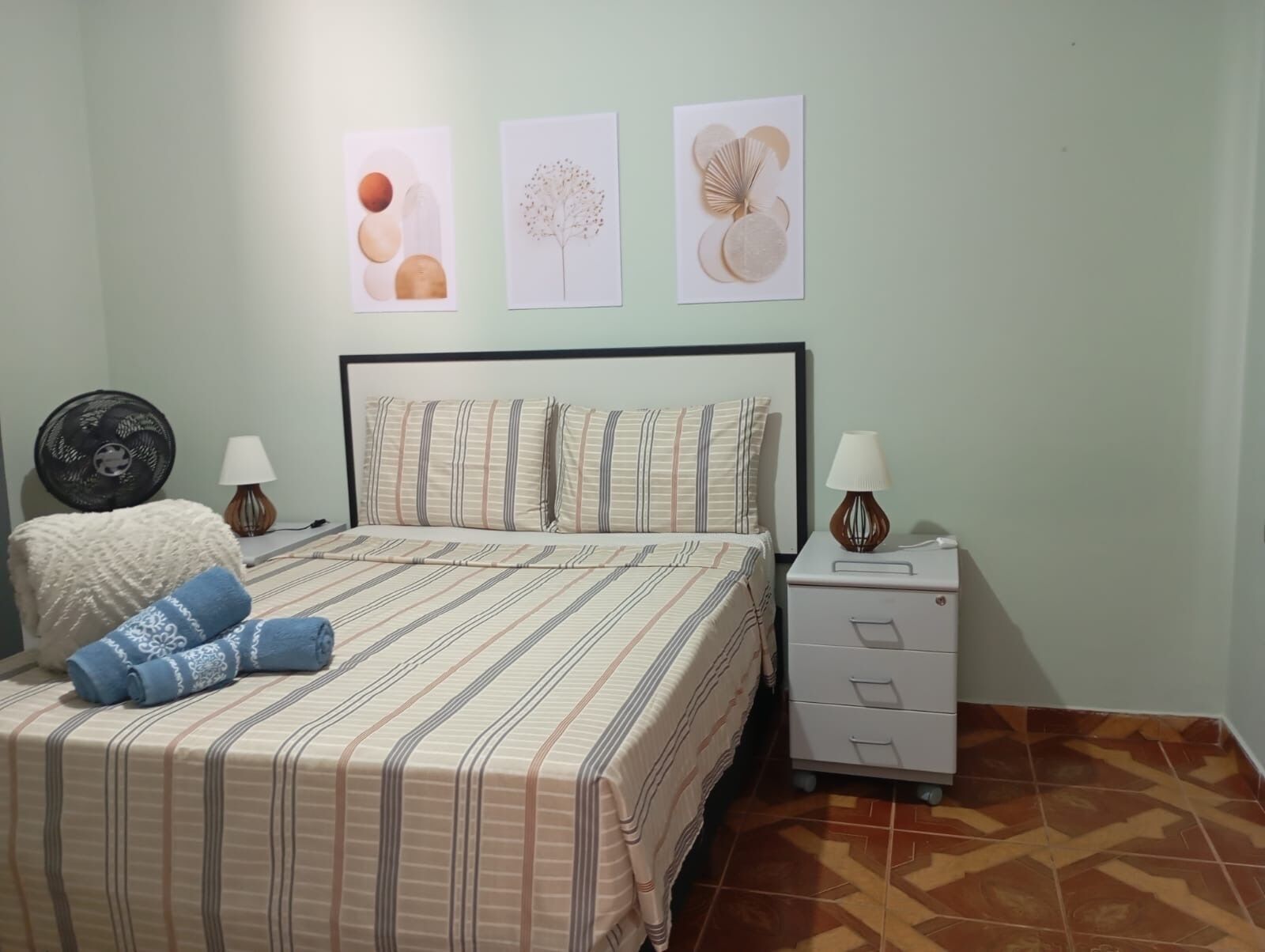 2 habitaciones, escritorio, tabla de planchar con plancha y wifi gratis 