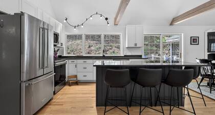 Spacious 5-bedroom estate in charming Ogunquit with AC and 800 square foot deck.