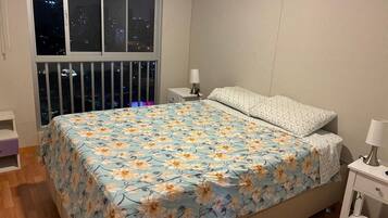 2 bedrooms, iron/ironing board, internet, bed sheets