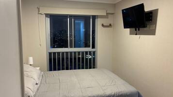 2 bedrooms, iron/ironing board, internet, bed sheets