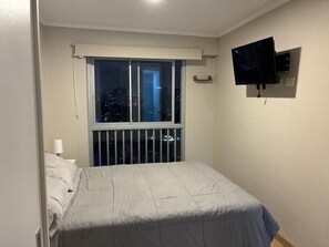 2 bedrooms, iron/ironing board, internet, bed sheets - SPACIOUS CENTRAL APARTMENT WITH VIEW TO THE WATER PARK (Lima)