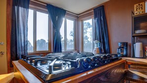 Cafetera y tetera, refrigerador, microondas y parrilla de estufa 