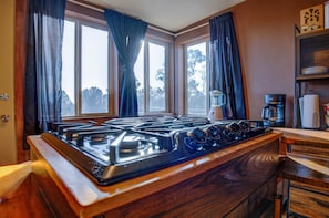 Fridge, microwave, stovetop, coffee/tea maker - Cabin • Near Dolores Canyon, Mesa Verde, Moab • WiFi • A/C • Laundry • Parking (Dove Creek)