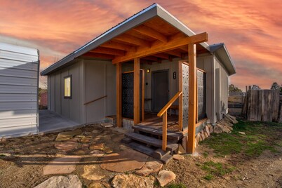 Cabin • Near Dolores Canyon, Mesa Verde, Moab • WiFi • A/C • Laundry • Parking
