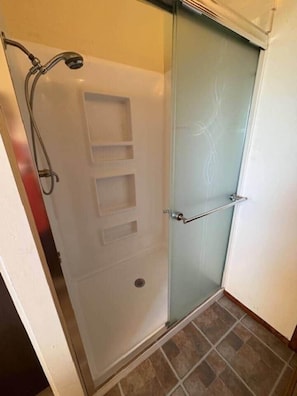 Shower, hair dryer, towels, soap - Cabin • Near Dolores Canyon, Mesa Verde, Moab • WiFi • A/C • Laundry • Parking (Dove Creek)