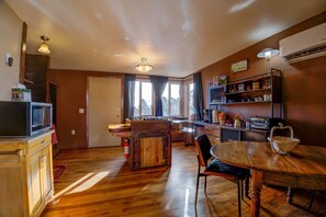 Fridge, microwave, stovetop, coffee/tea maker - Cabin • Near Dolores Canyon, Mesa Verde, Moab • WiFi • A/C • Laundry • Parking (Dove Creek)