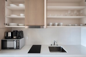 Fridge, microwave, oven, stovetop - Blueground | The Palm Jumeirah, nr Atlantis (Dubai)