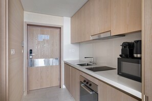 Fridge, microwave, oven, stovetop - Blueground | The Palm Jumeirah, pool, nr Marina (Dubai)