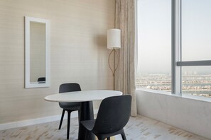 Dining - Blueground | The Palm Jumeirah, pool, nr Marina (Dubai)