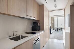 Fridge, microwave, oven, stovetop - Blueground | The Palm Jumeirah, pool, nr Marina (Dubai)