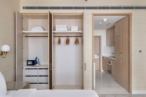 Tabla de planchar con plancha, wifi, ropa de cama