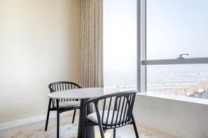 Dining - Blueground | The Palm Jumeirah, pool, nr Atlantis (Dubai)