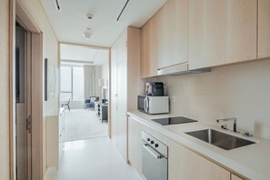Fridge, microwave, oven, stovetop - Blueground | The Palm Jumeirah, nr Atlantis (Dubai)
