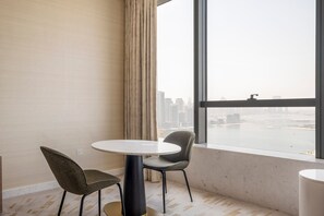 Dining - Blueground | The Palm Jumeirah, pool, nr Atlantis (Dubai)