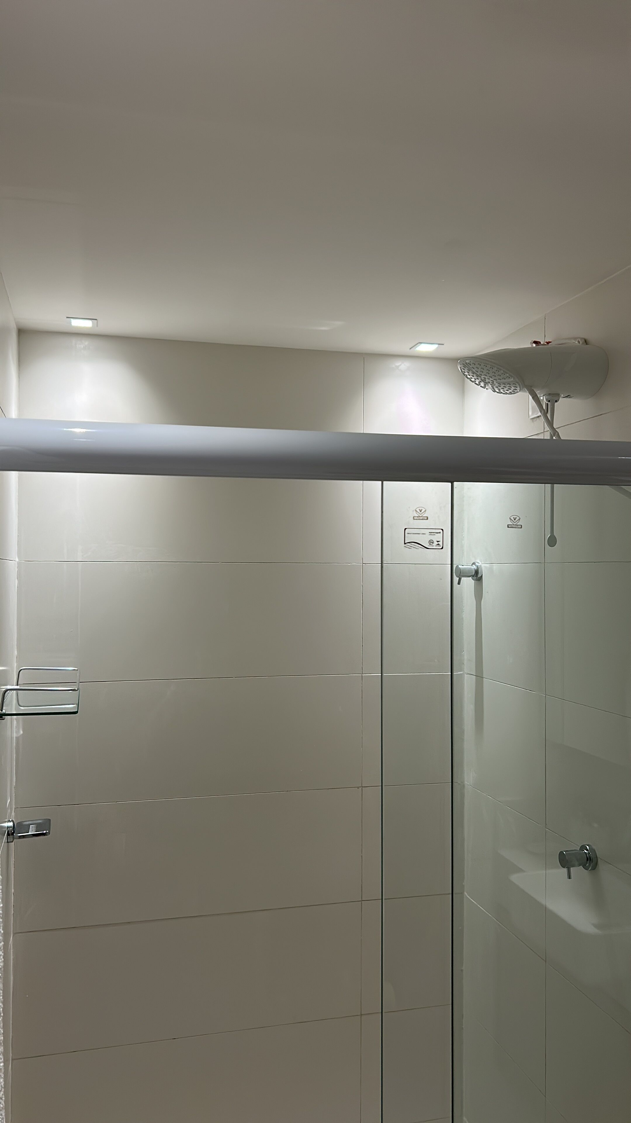 Douche, serviettes fournies, papier toilette