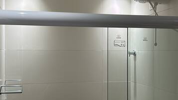 Ducha, toallas, papel higiénico