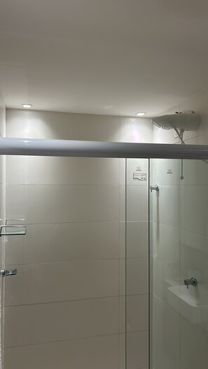 Dusche, Handtücher, Toilettenpapier