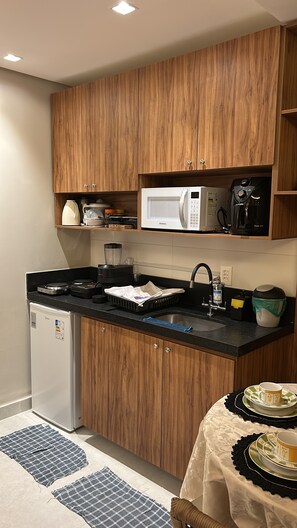 Réfrigérateur, micro-ondes, plaque de cuisson, cafetière/bouilloire