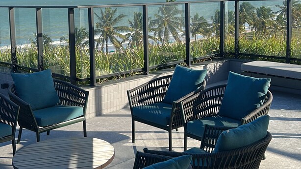 A terrace with wicker furniture and a view of the ocean. - Apartment / Beachfront / Pool / Intermares (Cabedelo)