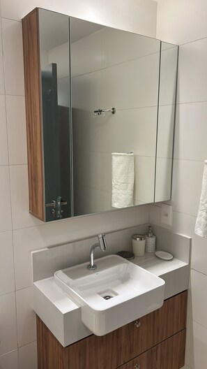 تجهيزات دش، مناشف، ورق حمّام