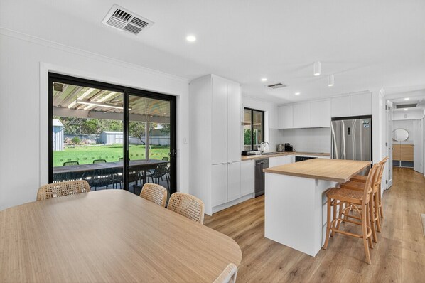 Dining - Perfect Family Escape (Port Elliot)