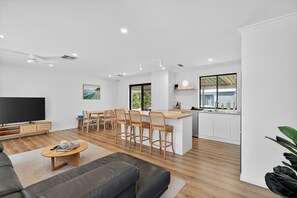 TV - Perfect Family Escape (Port Elliot)