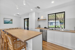 Coffee/tea maker, fridge, microwave, oven - Perfect Family Escape (Port Elliot)