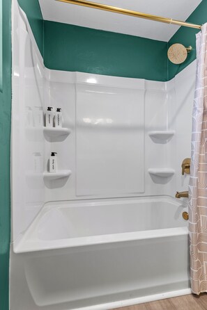 Sèche-cheveux, serviettes fournies, savon, papier toilette