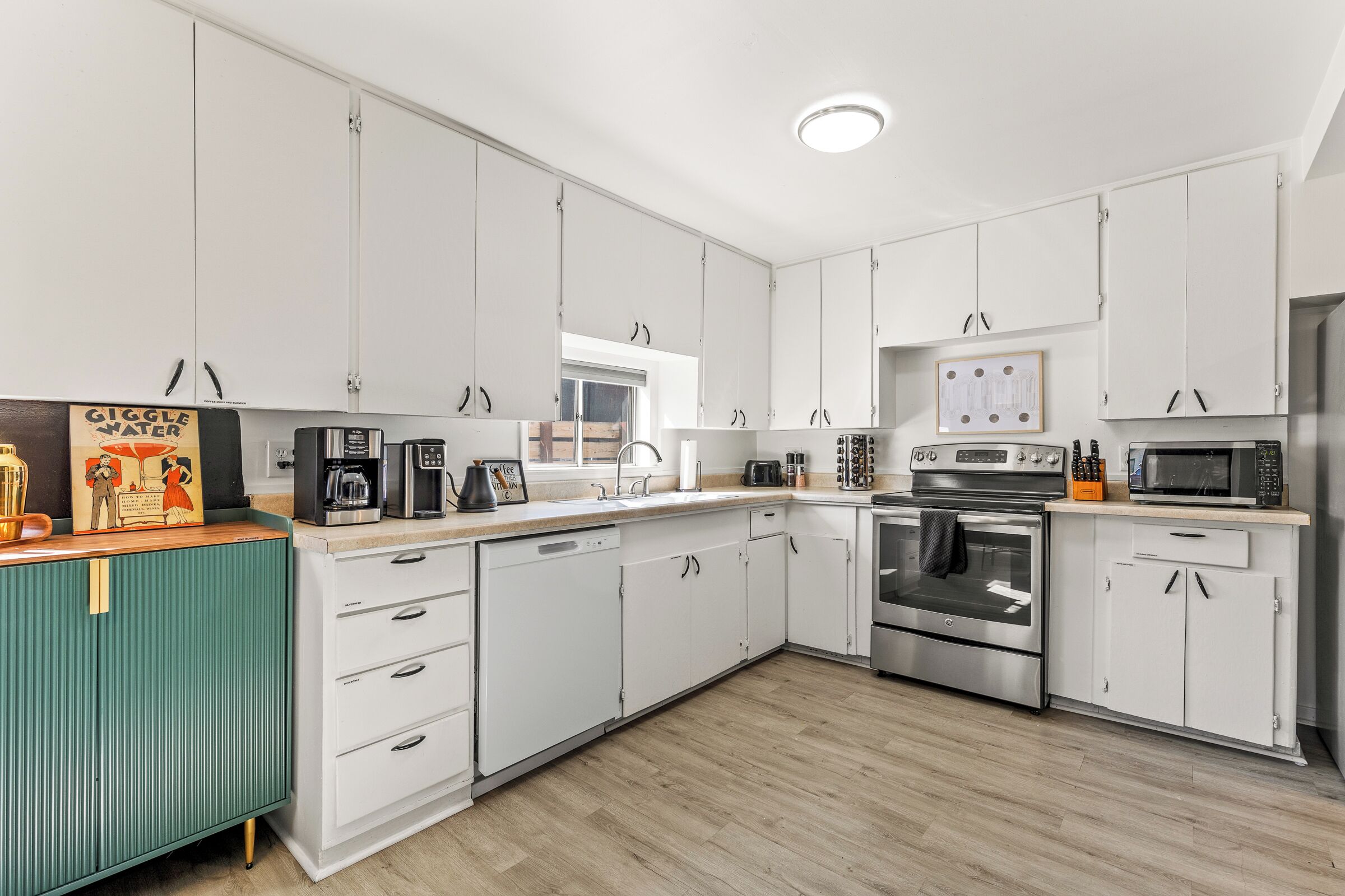 Microondas, horno, parrilla de estufa y lavavajillas 