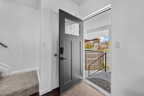 Stylish Family Retreat – 10 Guests and Parking